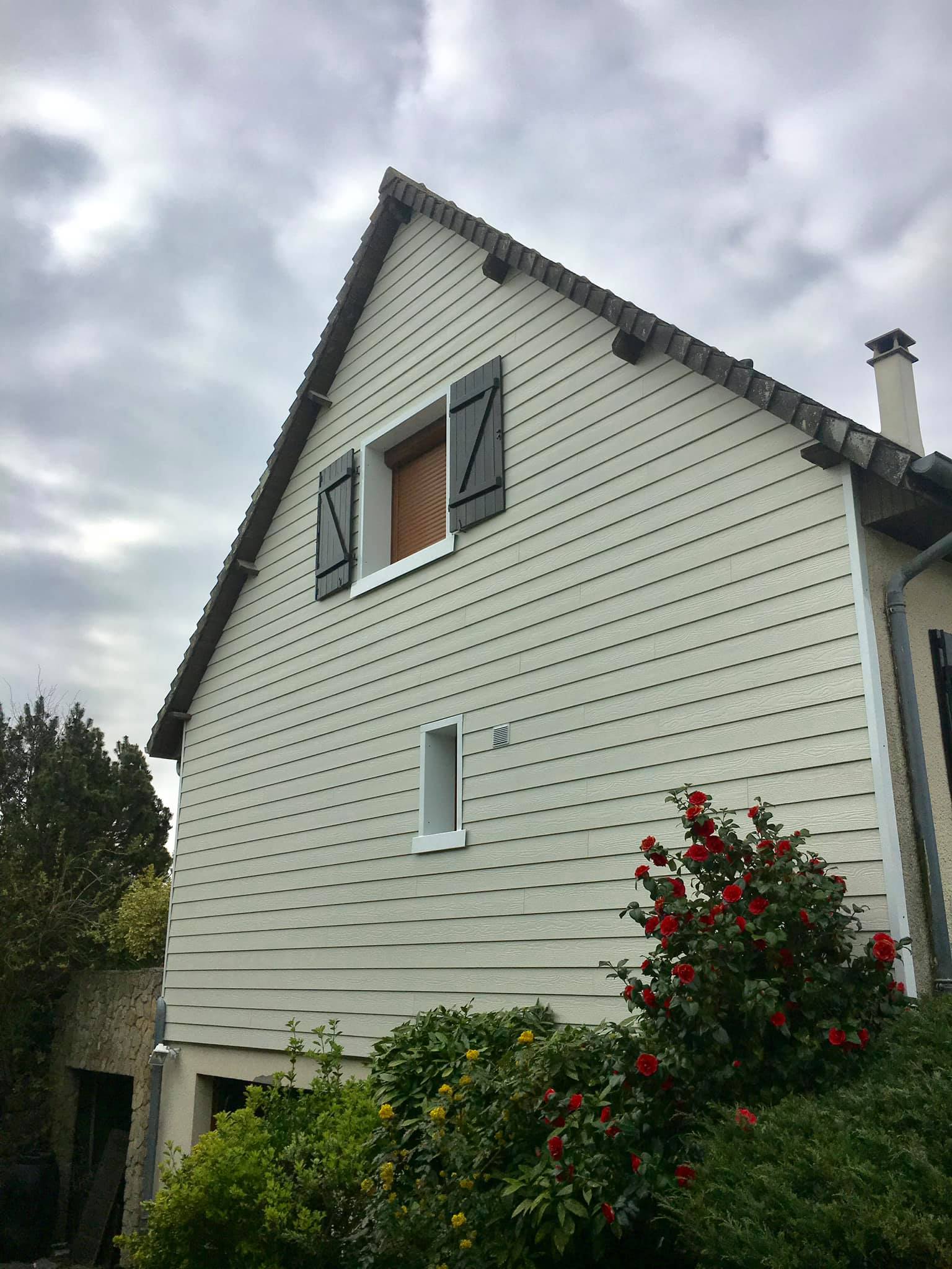 Nouvelle façade de la maison après un chantier de qualité par les professionnels de LG Habitat - Bénouville 