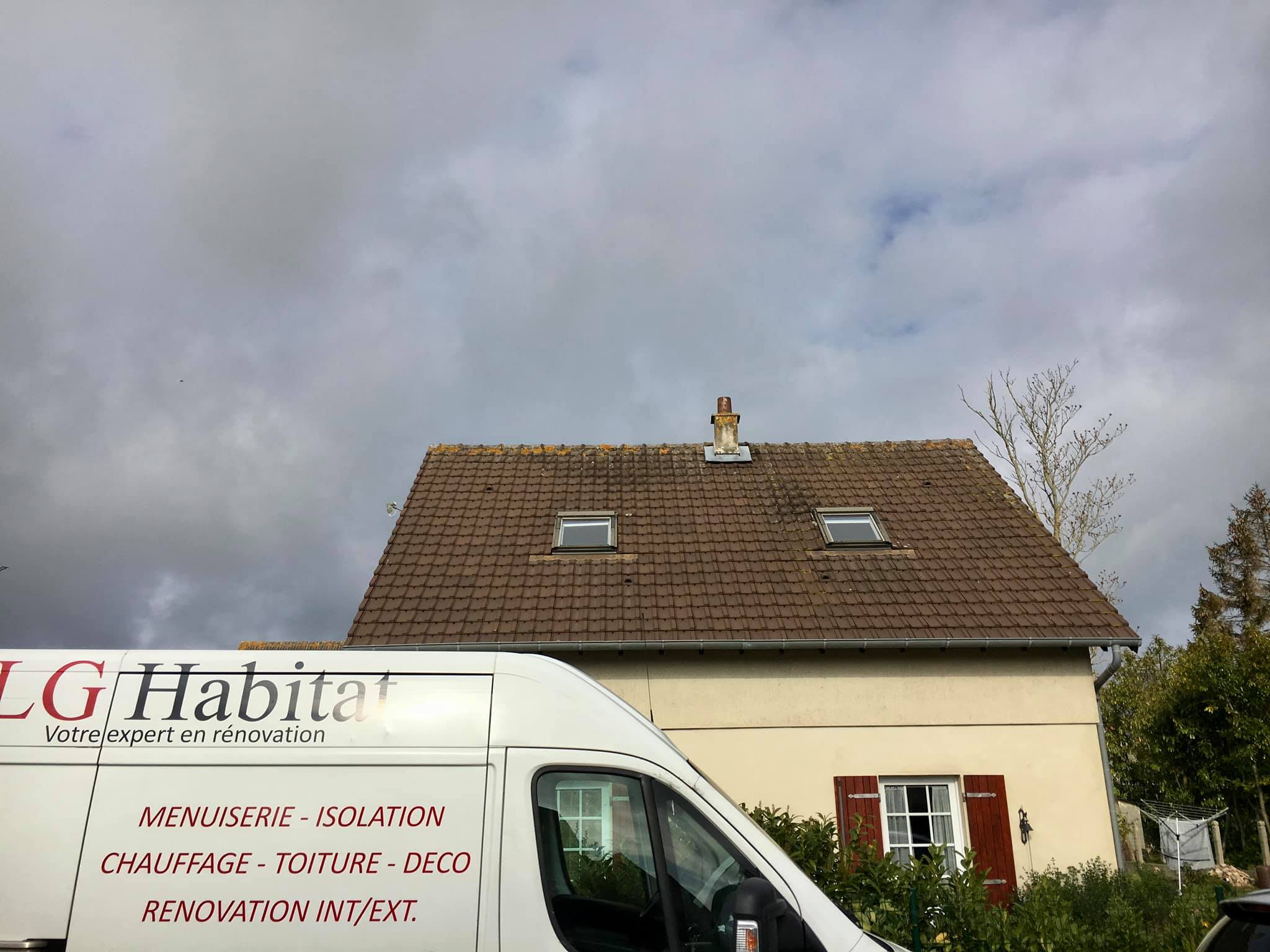 Toiture de maison avant son nettoyage et l'hydrofuge - LG Habitat - Bénouville 